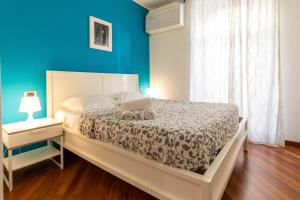 A bed or beds in a room at Borgo Vittorio St. Peter Apartments