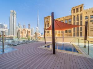 Baseinas apgyvendinimo įstaigoje Art-inspired apartment amidst Downtown Dubai arba netoliese