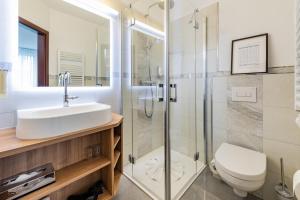 La salle de bains est pourvue de toilettes, d'un lavabo et d'une douche. dans l'établissement Göbel's Sophien Hotel, à Eisenach