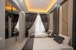 una camera con 2 letti e una scrivania di Hotel Next2 a Istanbul