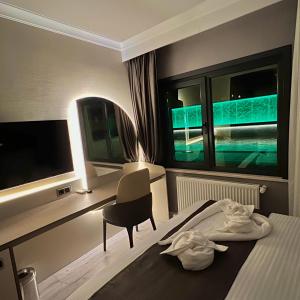 A television and/or entertainment centre at MQ Hotel