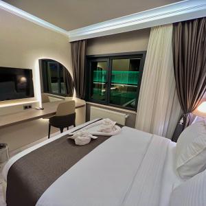 A bed or beds in a room at MQ Hotel