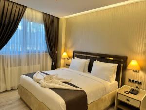 A bed or beds in a room at MQ Hotel
