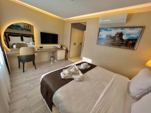 A television and/or entertainment centre at MQ Hotel
