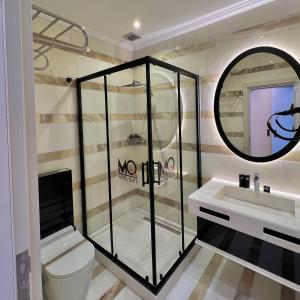 A bathroom at MQ Hotel