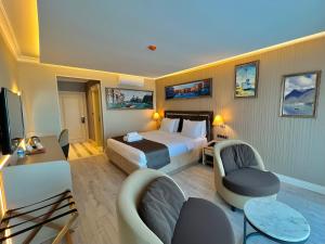 A bed or beds in a room at MQ Hotel