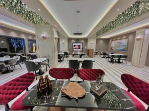 A restaurant or other place to eat at MQ Hotel