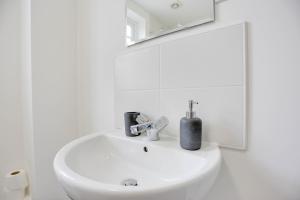 Gallery image of STALDON COURT - Open Plan Apartment, High Speed Wi-Fi, Free Parking in Swindon