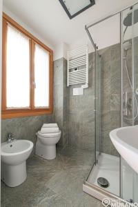 y baño con aseo, lavabo y ducha. en The VIEW Apartment, MURANO island en Murano