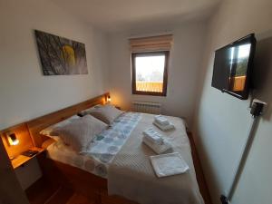 Un pat sau paturi într-o cameră la Apartman TAMARIS - parking&spectacular mountain view