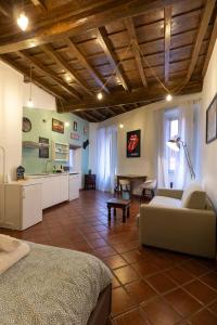 ローマにあるSan Michele apartmentのリビングルーム(ソファ、テーブル付)