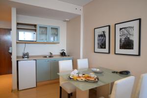 Kuchyň nebo kuchyňský kout v ubytování Concord Callao by Recoleta Apartments