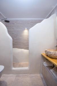 Heritage Luxury Suites في ليندوس: حمام مع حوض استحمام ومغسلة ومرحاض +10 صور