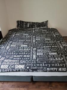 Łóżko lub łóżka w pokoju w obiekcie MOne - fajny apartament w centrum Wrocławia