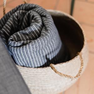 a black and white basket with a rope at Casa Oceano-Ave do Mar in Raposeira