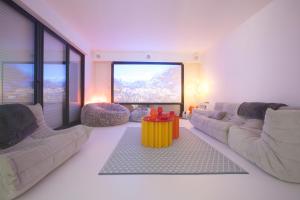 Sala de estar con 2 sofás y mesa en HOUSE ZYX, en Le Touquet-Paris-Plage