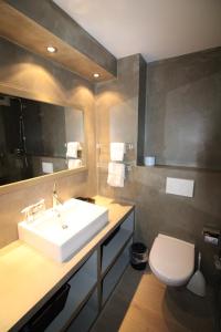 La salle de bains est pourvue d'un lavabo et de toilettes. dans l'établissement Mondzeu C261, à Bagnes