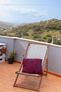 einen Hängesessel auf dem Balkon mit Aussicht in der Unterkunft Casa Oceano-Mar a vista in Raposeira
