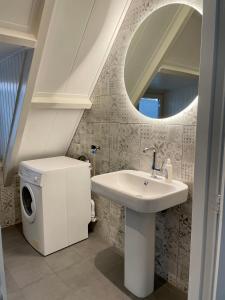 Koupelna v ubytování 140 m2 groot appartement -midden in het centrum- 2022 kompleet gerenoveerd + 26 fotografií