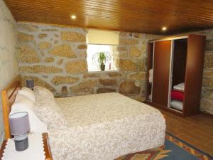 Een bed of bedden in een kamer bij Casa do Penedo