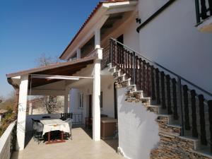 um pátio com uma mesa e escadas para uma casa em Villa Isabel em Žminj