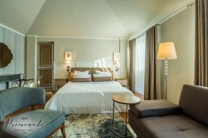 Hotel Residence Promenade في مدينة بورغاس: غرفه فندقيه بسرير واريكه
