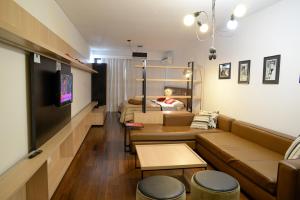 A television and/or entertainment centre at IQ Callao By Recoleta Apartments