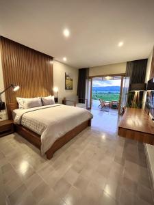 1 dormitorio con 1 cama grande y balcón en boutique villa jogja senang, en Yogyakarta