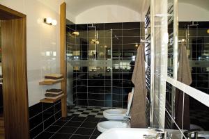 カルヴィナーにあるApartmany BBのバスルーム(トイレ2つ、ガラス張りのシャワー付)