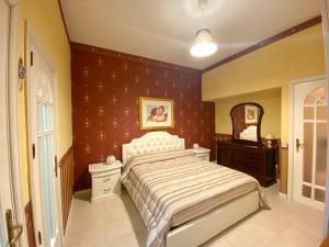 1 dormitorio con 1 cama grande y espejo en MARENAXOS APaRTMENT, en Giardini Naxos