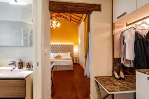 1 dormitorio con 1 cama y baño con lavabo. en Residenza La Duchessa Deluxe Rooms, en Venecia