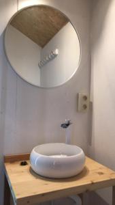 W łazience znajduje się biała umywalka i lustro. w obiekcie La bulle de Mont w mieście Yvoir
