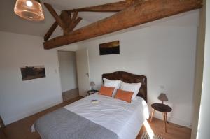 Ένα ή περισσότερα κρεβάτια σε δωμάτιο στο L'Escale du Bocage Piscine couverte chauffée