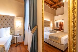 Posteľ alebo postele v izbe v ubytovaní Residenza La Duchessa Deluxe Rooms