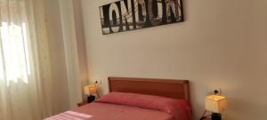 ein Schlafzimmer mit einem Bett mit zwei Lampen in der Unterkunft ACV - Costa Caribe II-2ª Linea Planta 4 Sur in Oropesa del Mar