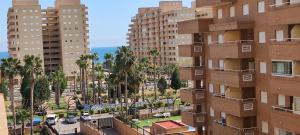 eine Luftansicht einer Stadt mit hohen Gebäuden in der Unterkunft ACV - Costa Caribe II-2ª Linea Planta 4 Sur in Oropesa del Mar
