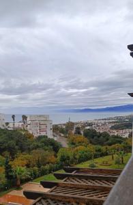 - une vue sur une ville avec des arbres et des bâtiments dans l'établissement Appartement avec vue panoramique, à Tetouan