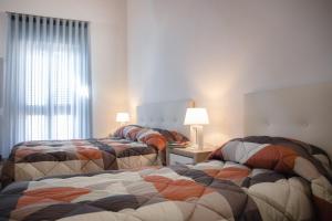 ein Hotelzimmer mit 2 Betten und einem Fenster in der Unterkunft Le Vie di Girgenti in Agrigento