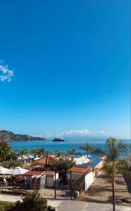 - une vue sur l'océan depuis un complexe dans l'établissement Apartments Mikros, à Giardini Naxos