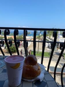 una mesa con una rosquilla y una taza de café en Apartments Mikros, en Giardini Naxos