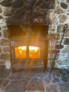 ピーターズフィールドにあるThe Trooper Innの石壁の石造りの暖炉