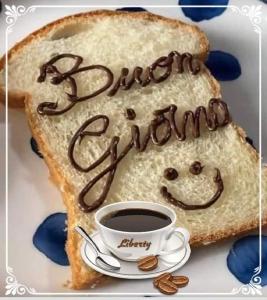 een stuk brood met een kop koffie op een bord bij da Lilia in Salute&Bellezza in Monfalcone