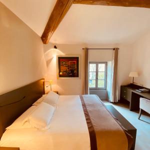 Postel nebo postele na pokoji v ubytování La Bastide de Boulbon + 25 fotografií