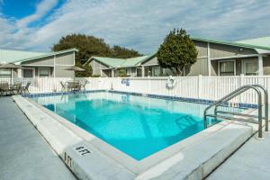 einen Pool in einem Resort mit einem weißen Zaun in der Unterkunft Gulf Crest #7 in Destin