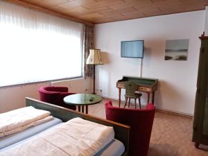 a hotel room with a bed and a desk at Ferienwohnung Ulmenstraße in Bremerhaven