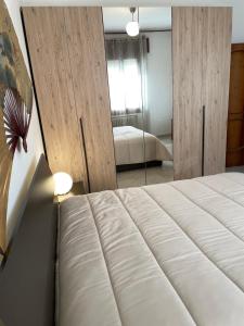ソットマリーナにあるCasa Normaのベッドルーム(ベッド1台、大きな鏡付)