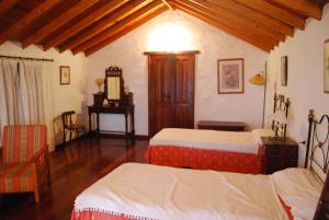 IsoraにあるCasa Abuela Estebanaのベッドルーム1室(ベッド2台、テーブル、デスク付)