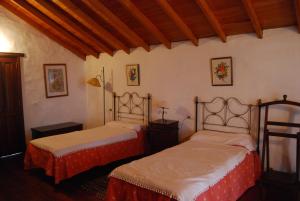 IsoraにあるCasa Abuela Estebanaの木製の天井が特徴のベッドルーム1室(ベッド2台付)