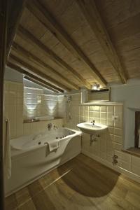 a large bathroom with a tub and a sink at Agriturismo Casa del Chiodo in Torniella