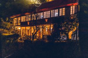 une grande maison éclairée devant elle dans l'établissement Seclude Shimla, Taraview, à Shimla